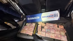 Sorprenden a boliviano con 51 tarjetas de crédito y más de Bs 1 millón en la frontera con Chile