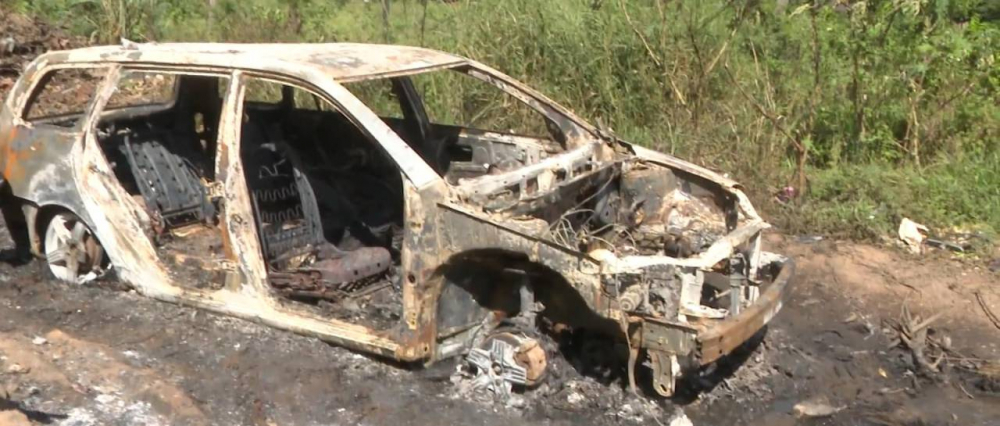Roban e incineran un auto en Santa Cruz, el dueño acusa a su ‘ex’ como la responsable