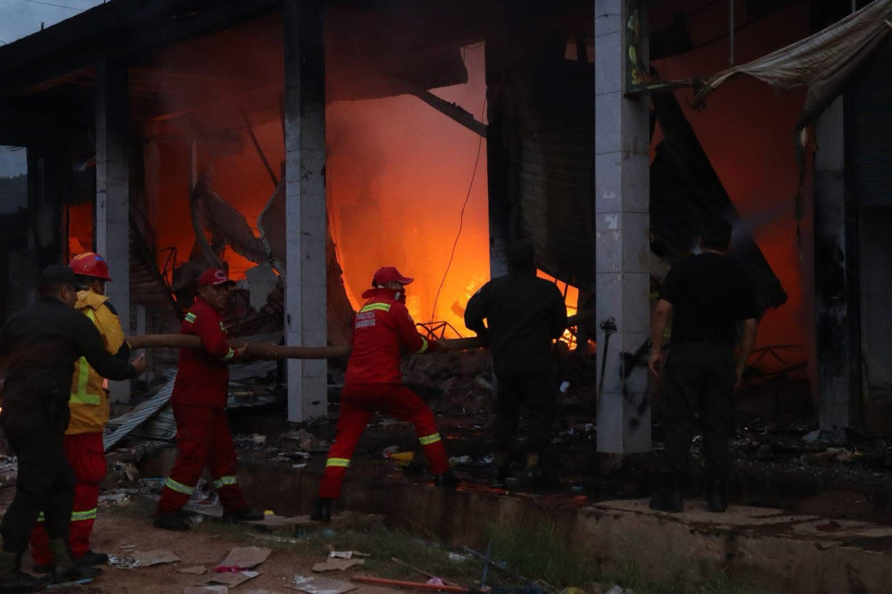RÁPIDA RESPUESTA POLICIAL PERMITE CONTROLAR INCENDIO EN UN COMERCIO DE LA ZONA 13 DE ABRIL