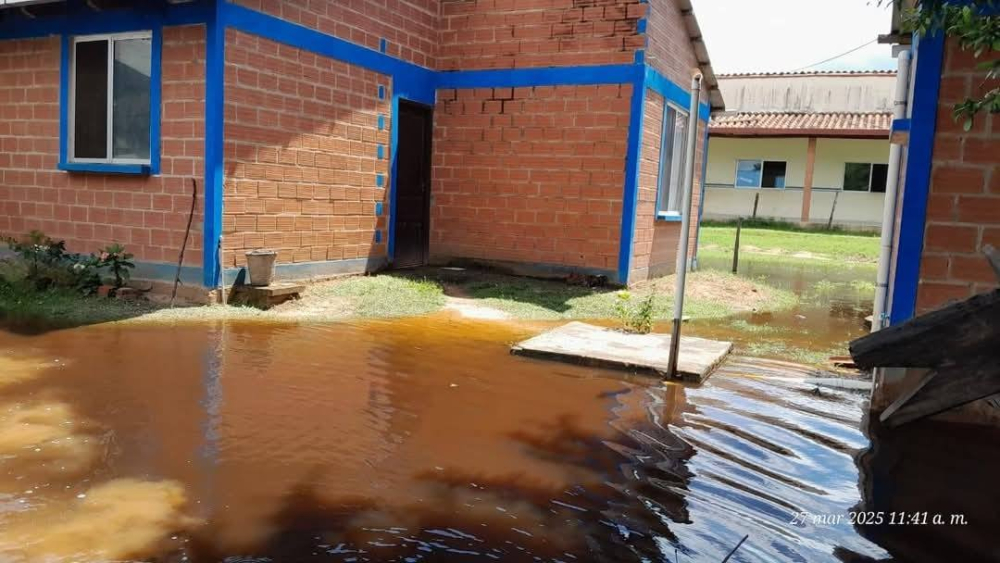 Diez unidades educativas suspenden clases por inundaciones en el Beni