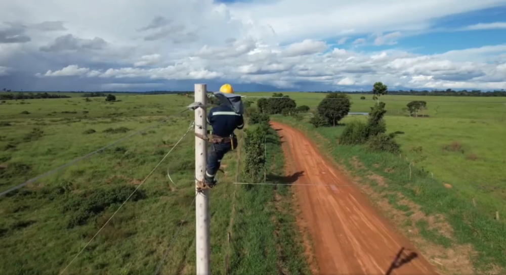 Red eléctrica de Pando llega al 85%, medio centenar de familias dejarán los mecheros