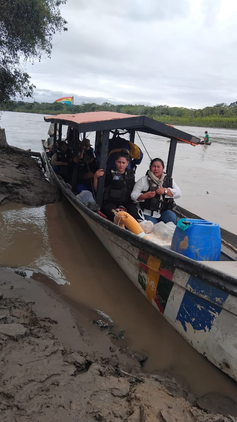 Armada Boliviana lleva atención médica a comunidades afectadas por el desborde del río Beni