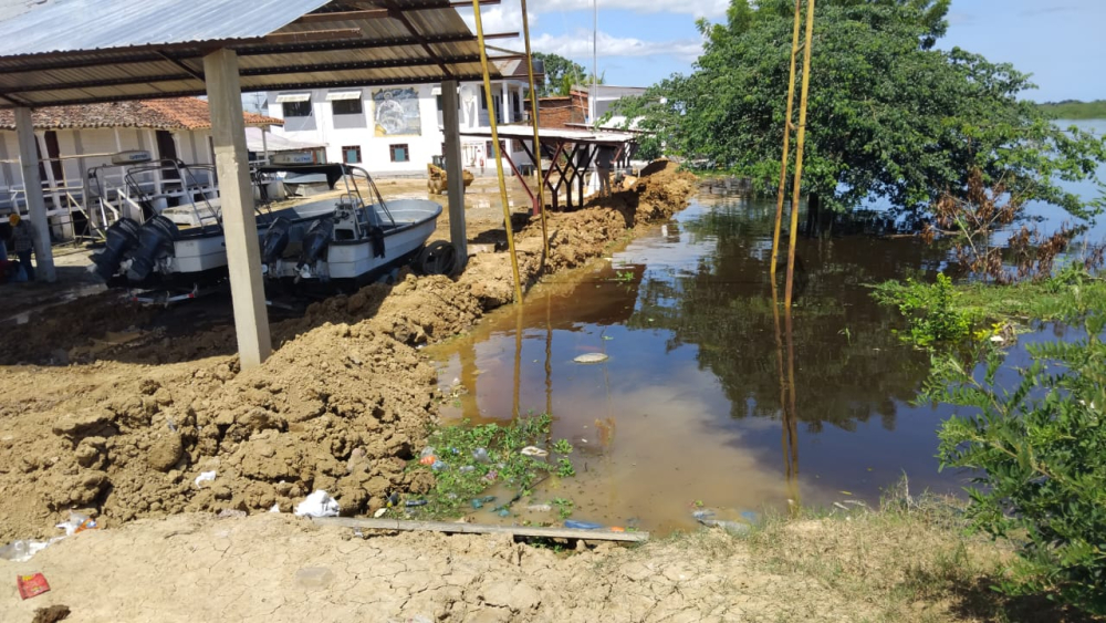 Puerto Almacén enfrenta emergencia por crecida del río e implementa trabajos de contención