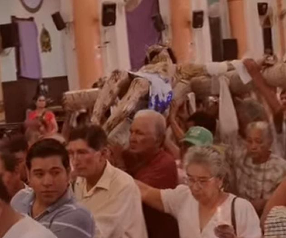 Trinidad: Trasladan a Cristo Crucificado al atrio de la Catedral en Viernes Santo