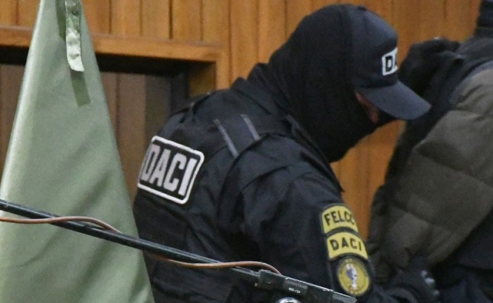 Disponen la baja de cuatro policías implicados en caso de robo a un librecambista