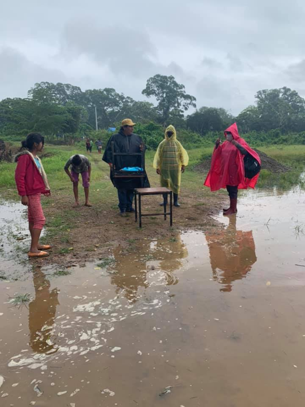 Comunarios de Puerto Almacén evacúan por desborde del río Mamoré