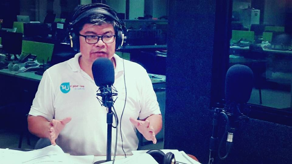 Funcionario de la Gobernación cruceña aprisiona la mano de un periodista para evitar su trabajo