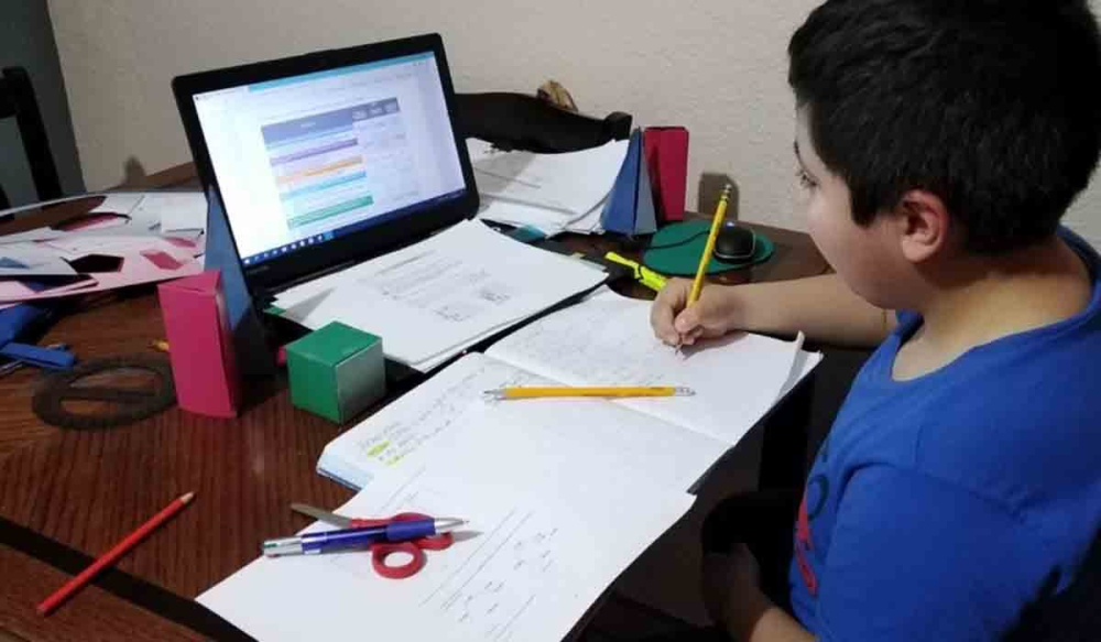 Educación instruye evaluar el cambio de clases presenciales a distancia por incremento de IRAs