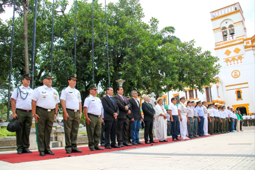 POLICÍA BOLIVIANA RINDE HOMENAJE A LOS SÍMBOLOS PATRIOS EN EL BENI