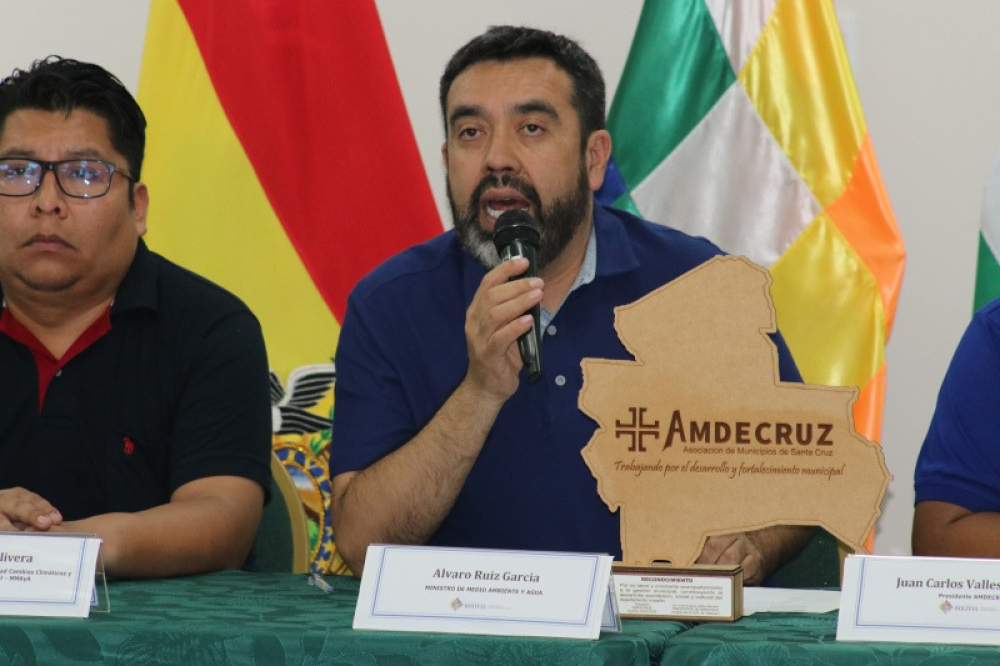 Ministerio de Medio Ambiente socializa plan para prevenir incendios e incentivar la reforestación