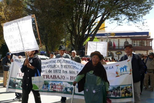 Jubilados de Oruro marchan contra el  aumento de precios de la canasta familiar