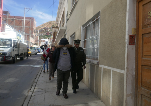 Detienen a médico acusado de violar a la esposa  de su colega durante una reunión social