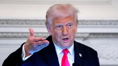 Trump despide a altos cargos de seguridad nacional tras hablar con influencer "conspiracionista"