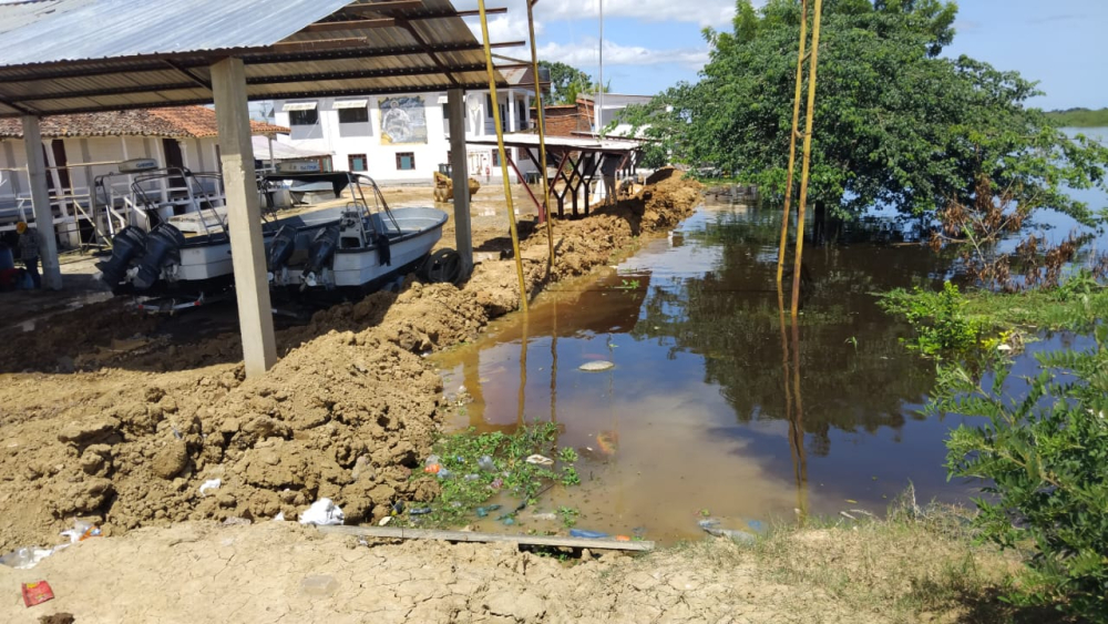 GATEADORA DEL RÍO IBARE PROVOCA QUE PUERTO ALMACÉN QUEDE TOTALMENTE ANEGADO
