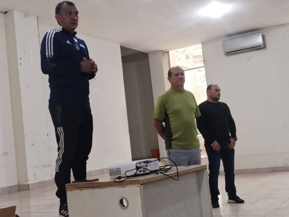 Profesionales de la natación ofrecen capacitación gratuita en la UAB