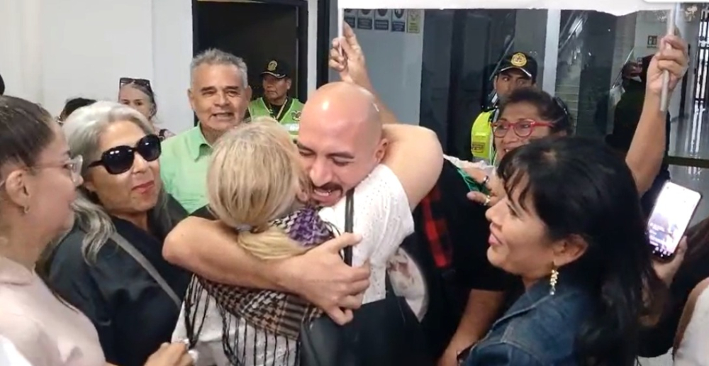 Abogado Valda retorna a Santa Cruz tras ser detenido en La Paz por más de 48 horas