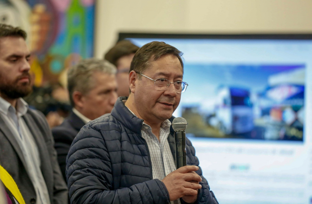 Arce confirma descarga de combustible en Arica y más importación en 400 cisternas