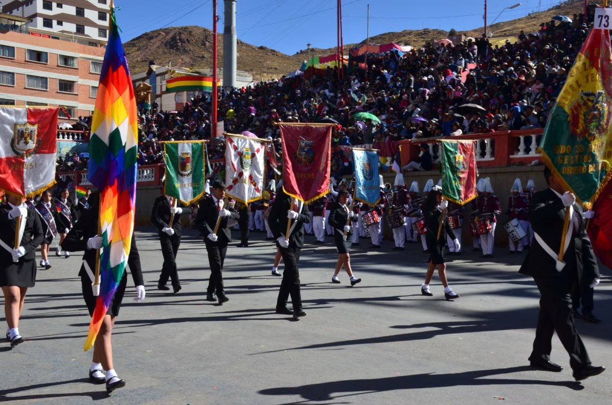 Promociones desfilan en honor al Bicentenario de Bolivia