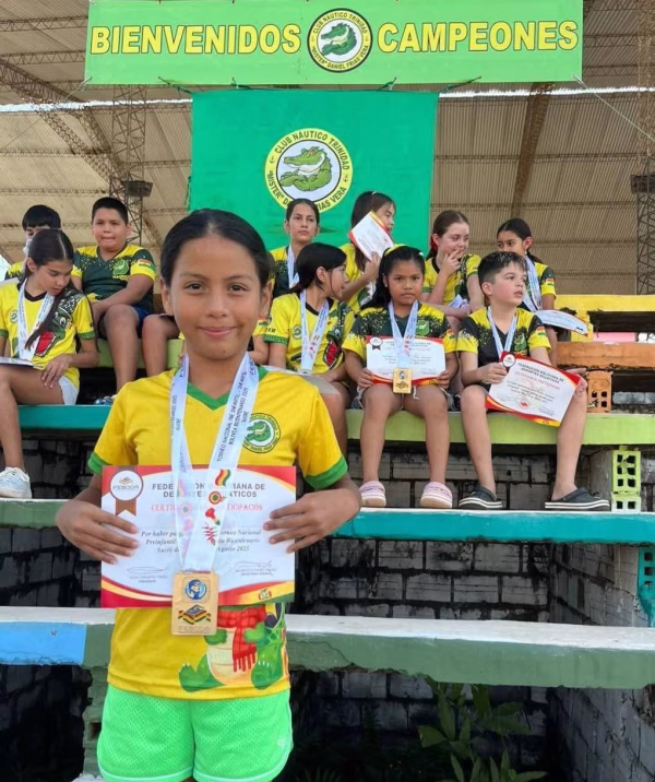 Medallas y certificados para los nadadores infantiles del Náutico MDFV