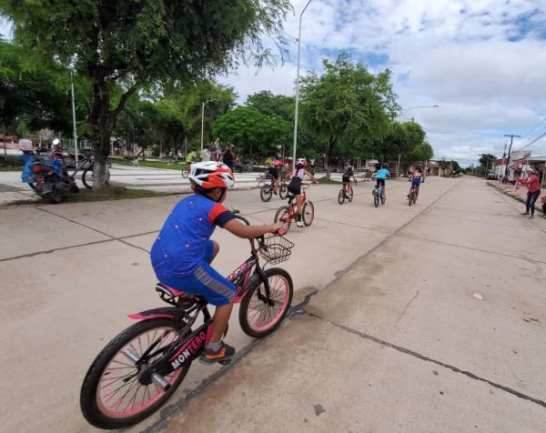 Puerto Almacén celebra su aniversario con una gran carrera de ciclismo