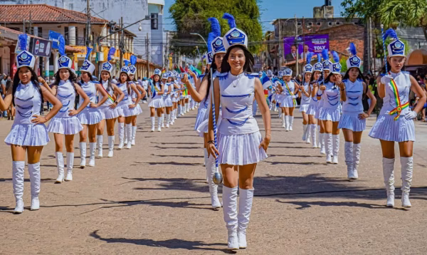 Estudiantes de Trinidad con fervor cívico saludan a Bolivia en su Bicentenario
