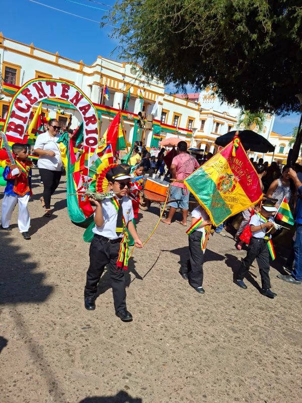 Más de 4.000 niños rindieron homenaje a la bandera