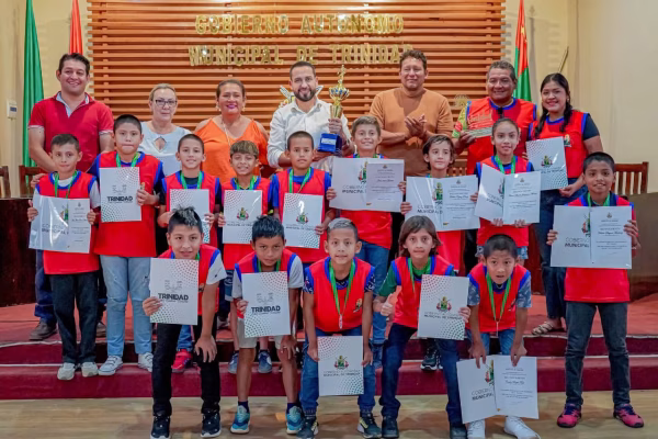 Condecoran a la selección Sub 10 de futsal de Trinidad y alcalde destaca sus logros