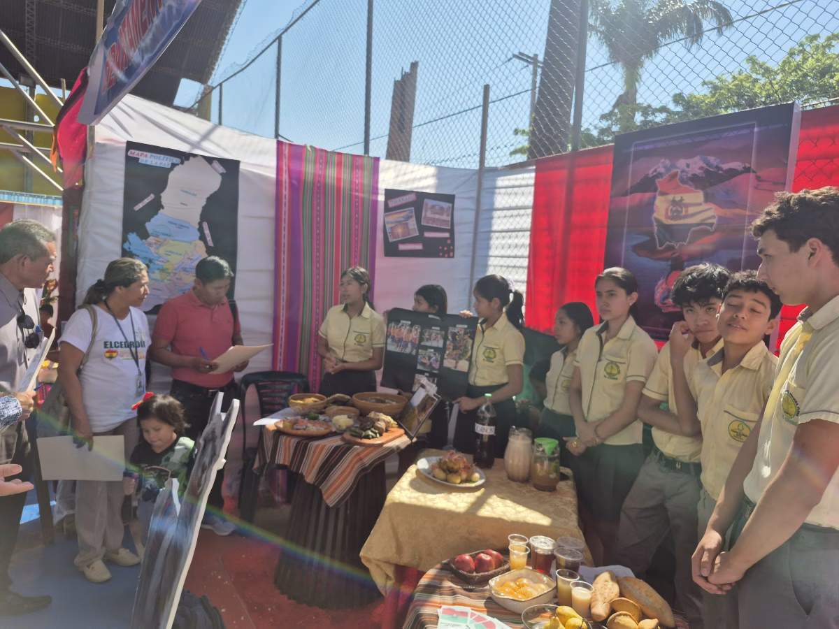 Unidad Educativa “Cedro” celebra la riqueza cultural y gastronómica de Bolivia con feria estudiantil