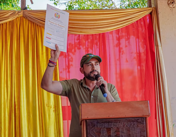 Alcalde entrega derecho propietario a la  U.E. Joaquín Hurtado Chávez
