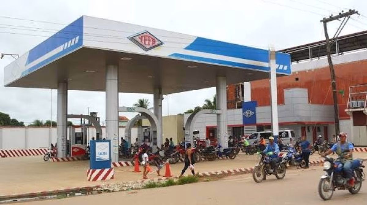 YPFB AUMENTA GASOLINA Y ANH ANUNCIA CONTROLES CONTRA REVENTA