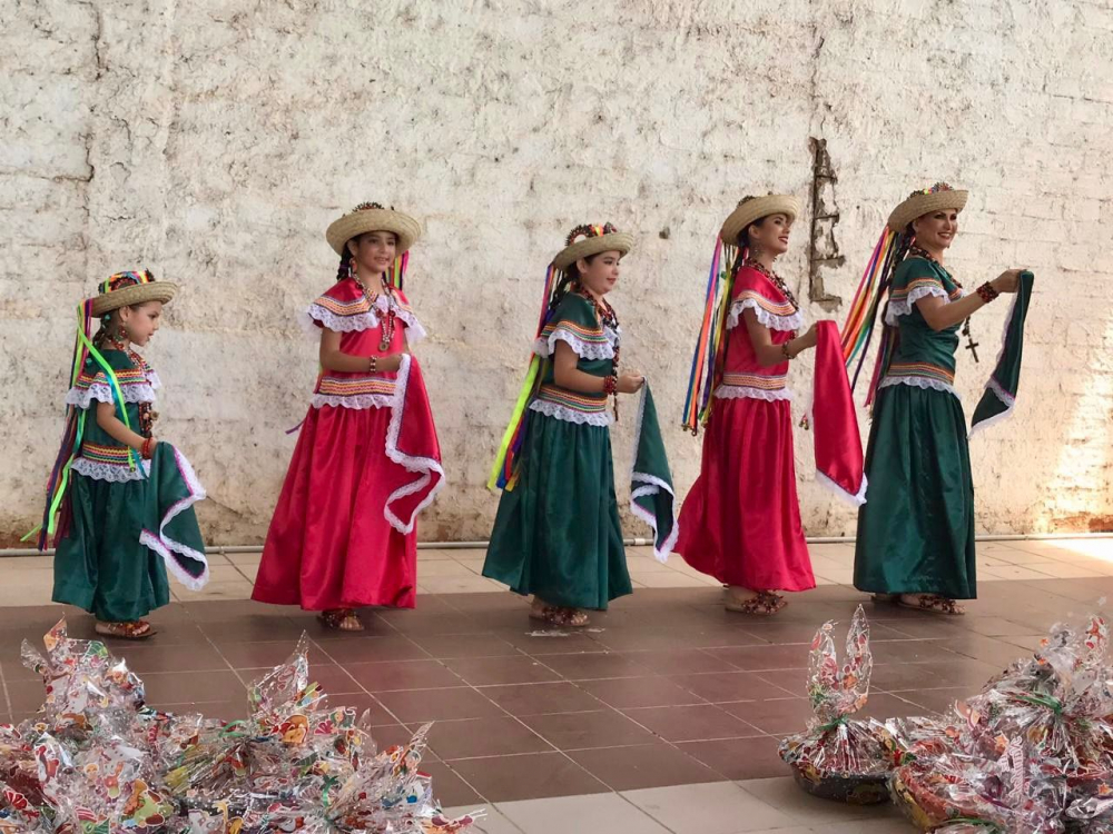 Las Soberanas del Folklore de la Casa de la Cultura del Beni 2025, emocionan a los abuelitos y abuelitas del Comedor de la Santa Cruz