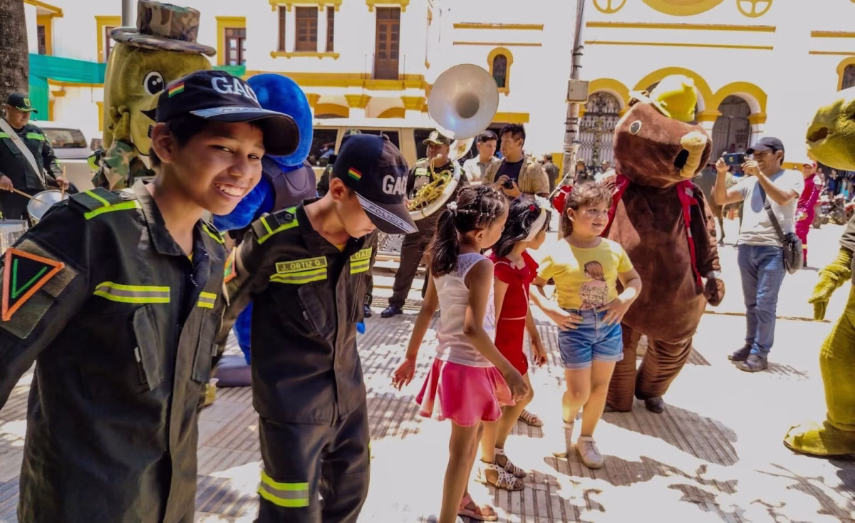 Policía del Beni realiza Feria de Seguridad Ciudadana en la plaza principal de Trinidad