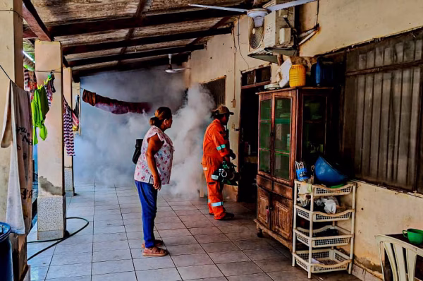 UGR fumigó el barrio 13 de abril