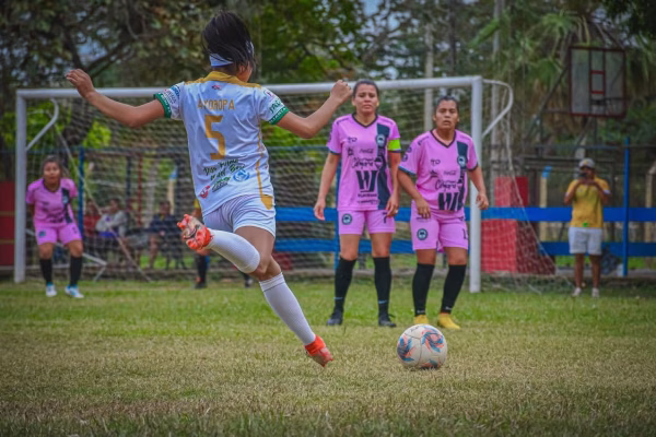 Primero de Mayo y Deportivo Kivón se enfrentan en la Primera A Femenino