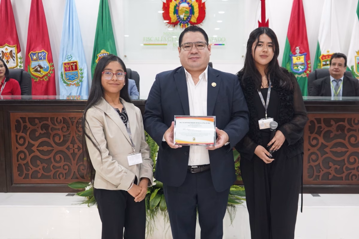 Activistas digitales entregan reconocimiento al fiscal general por su compromiso con la protección de niñas, niños y adolescentes en entornos digitales