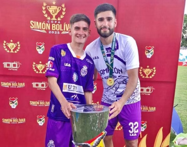 Dos benianos levantan la Copa tras el ascenso con Real Potosí