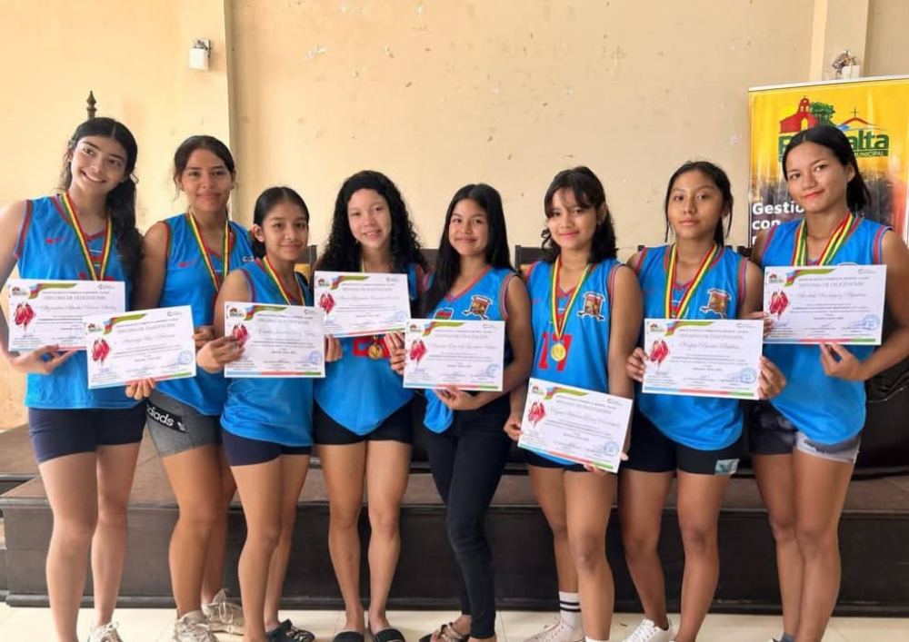 Campeonas U-17 de básquetbol de Riberalta reciben reconocimiento