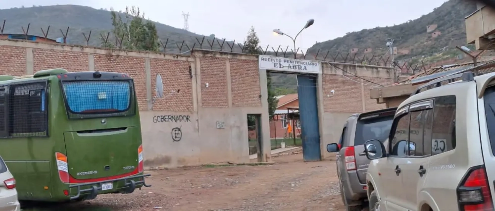 Dos reclusos que cumplen condena por asesinato se enfrentaron, uno terminó con heridas de arma blanca