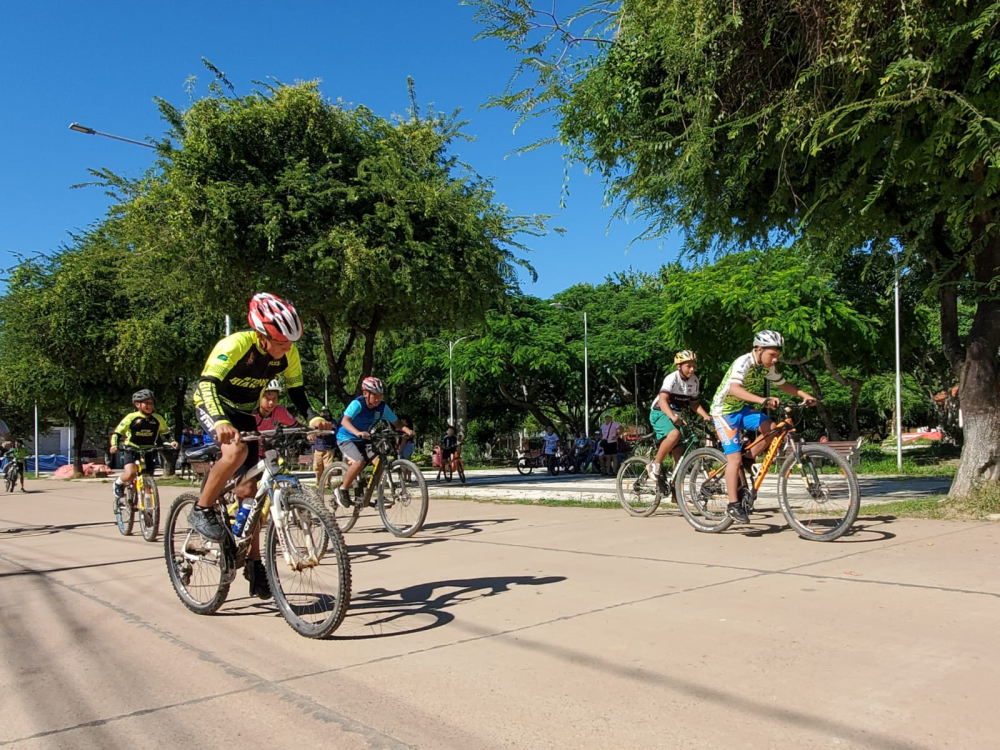 Adrenalina y velocidad en la 2da carrera de ciclismo municipal