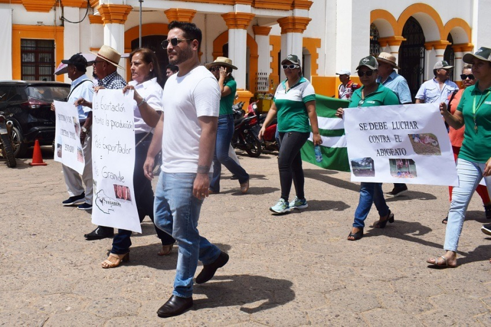 Ganaderos exigen derogación de la ley que permite el decomiso de productos
