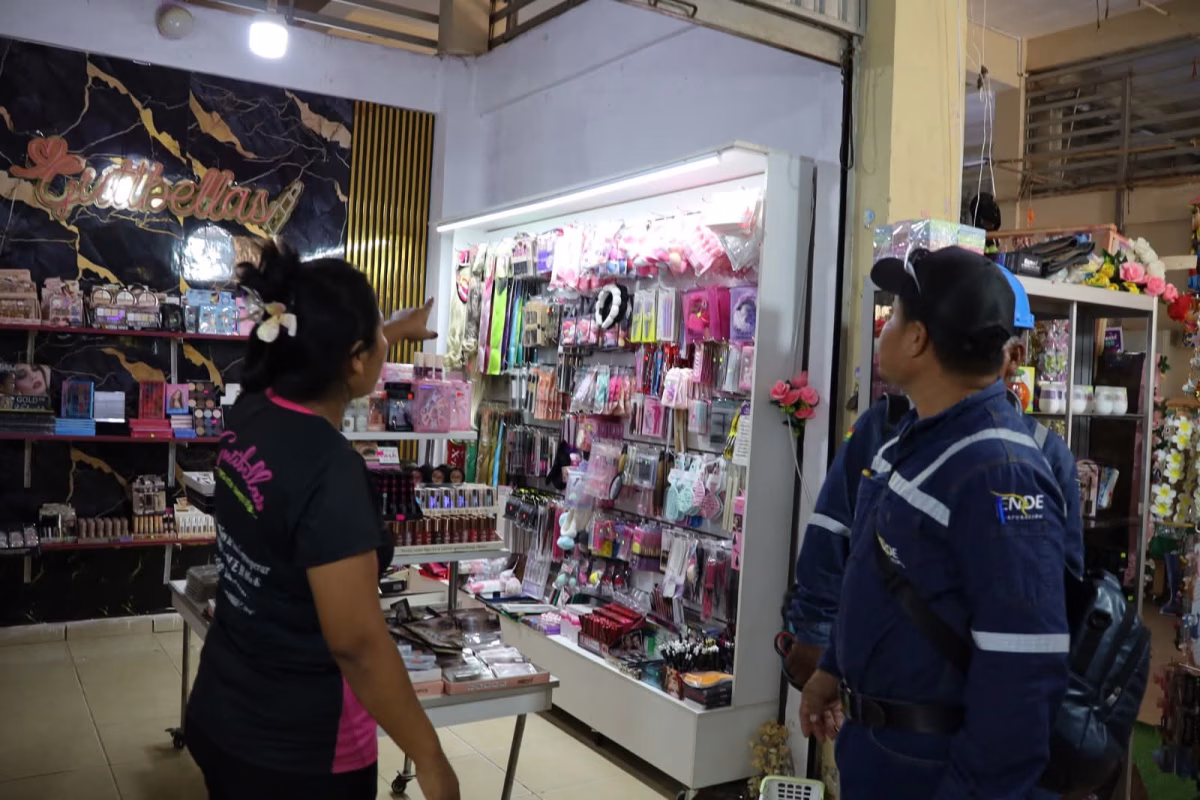 ENDE DELBENI inspecciona instalaciones eléctricas del mercado Paitití