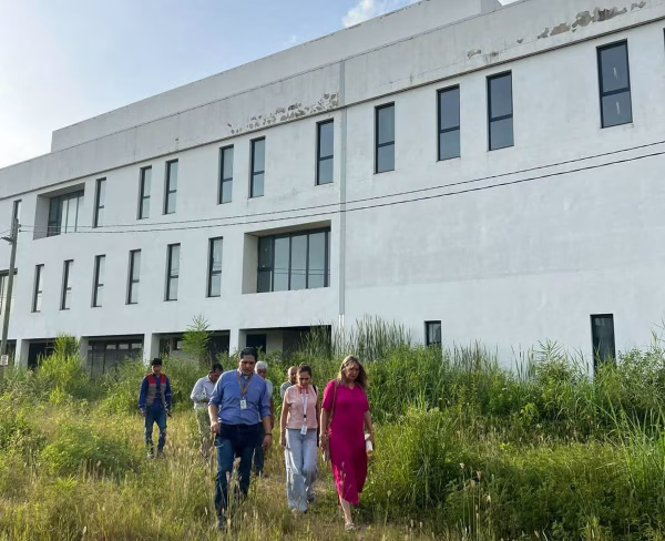 Luego de una inspección un situ:  Senadora beniana Ana Karina Velasco pedirá reactivar construcción del Hospital de 3er. Nivel