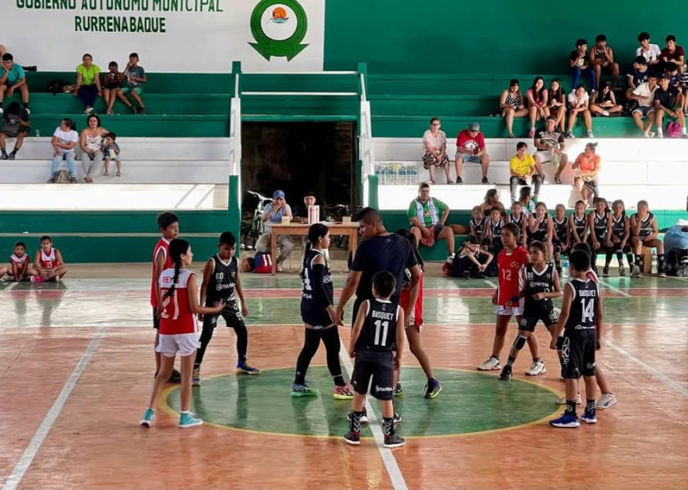 Academia Mamba eleva el nivel del básquetbol en el aniversario de Rurrenabaque