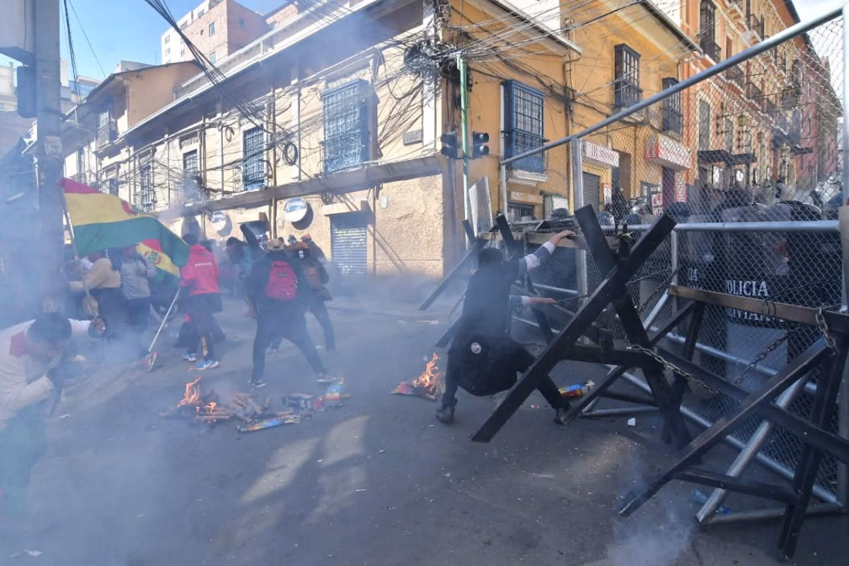 Marcha de la COB fue gasificada tras intentar romper cordones policiales en plaza Murillo