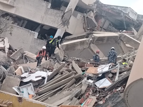 RESCATISTAS BOLIVIANOS RECUPERAN CUERPOS DURANTE LAS OPERACIONES HUMANITARIAS EN VENEZUELA
