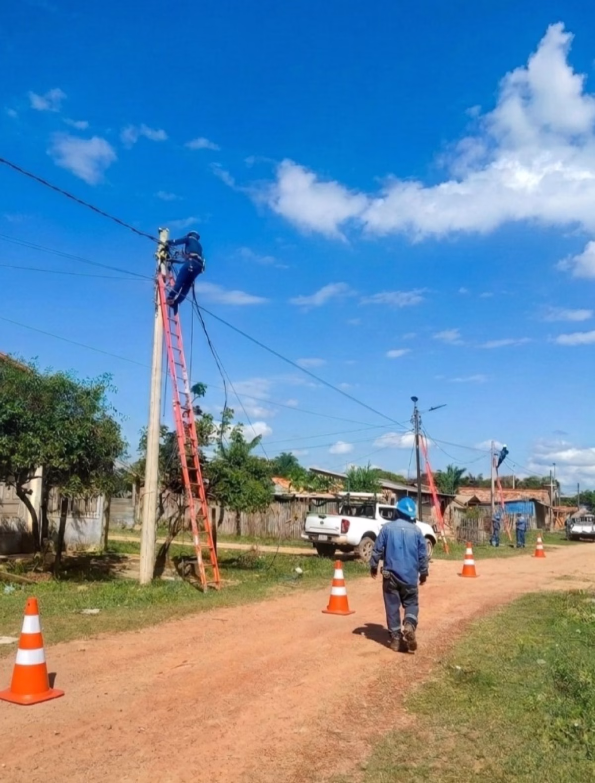 ENDE FORTALECE EL SUMINISTRO ELÉCTRICO EN SANTA ANA DEL YACUMA CON LA RENOVACIÓN DE ESTRUCTURAS