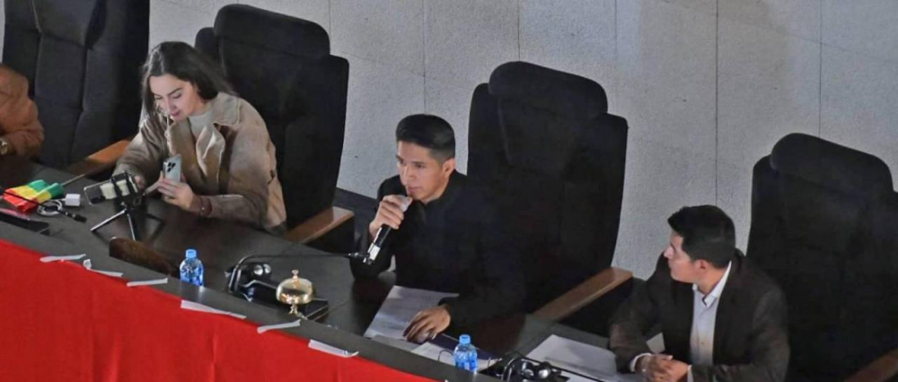 Evistas y opositores exigen a Arce promulgar paquete de normas aprobadas en la ALP