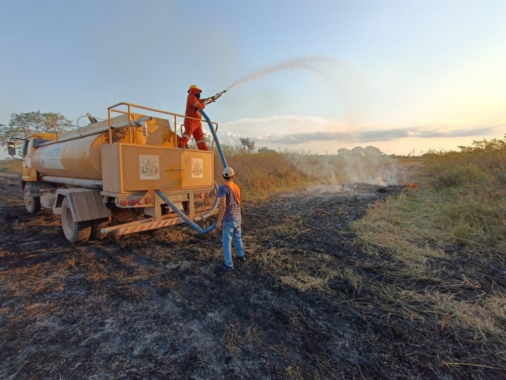 Gestión de Riesgo sofoca incendios de pastizales en la zona Proyecto Fenix