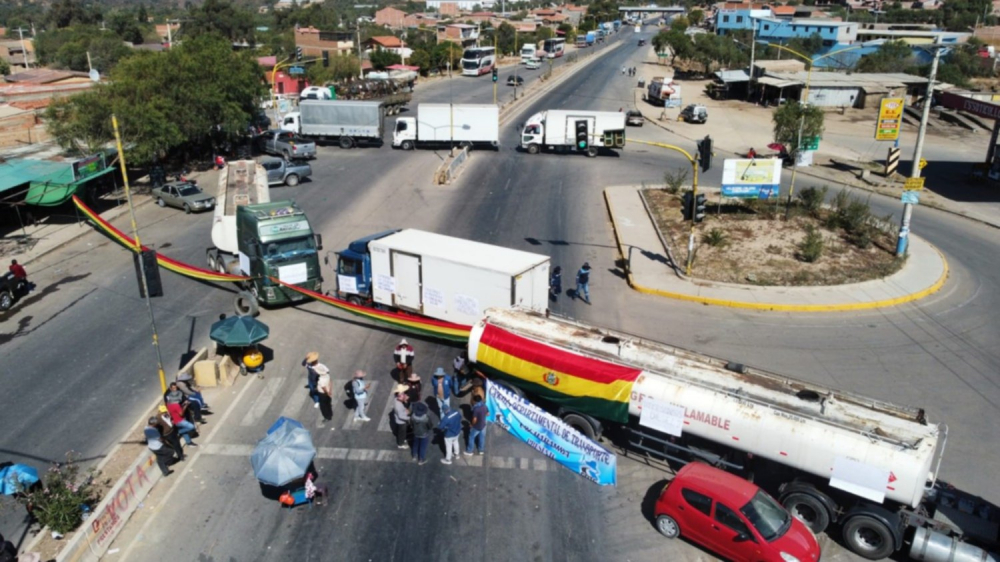 Transporte determina paro indefinido con  bloqueo por combustible y falta de dólares