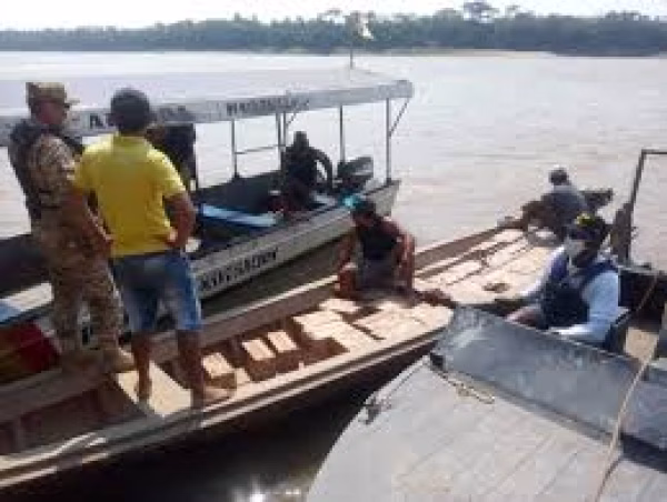 Usuarios en redes denuncian que soldados de la Armada Boliviana hundieron canoas con alimentos